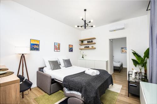 - une chambre blanche avec un lit dans l'établissement Monaco border - Joli appartement rénové - CK, à Beausoleil