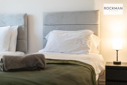 Ένα ή περισσότερα κρεβάτια σε δωμάτιο στο Library House Apartments - FREE PARKING - Contractor Hub - Superfast Wi-Fi - Long Term Stays