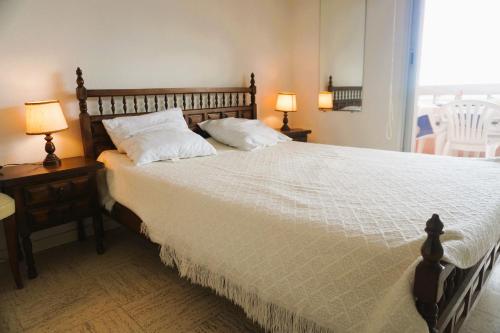 une chambre avec un grand lit avec deux lampes sur des tables dans l'établissement Port Pêche 4 Pers Terrasse vue mer Parking privé, au Barcarès