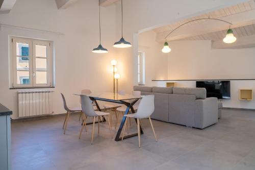 a living room with a table and chairs and a couch at La casa dei Sentieri in San Giuliano Terme