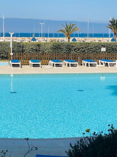 - une piscine d'eau bleue et des tables de pique-nique dans l'établissement Face à la mer, coucher de soleil, à Six-Fours-les-Plages
