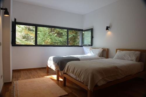 Lagos, Meia Praia Beach, Marina Apartment في لاغوس: غرفة نوم بها سريرين ونافذة