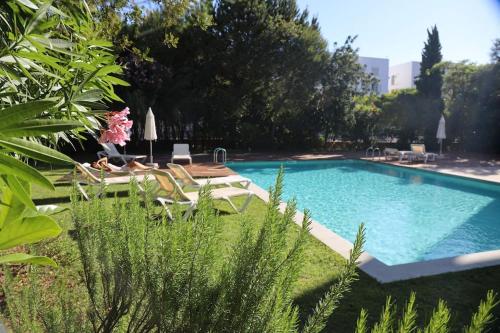 Lagos, Meia Praia Beach, Marina Apartment في لاغوس: مسبح في ساحة مع كراسي جلوس