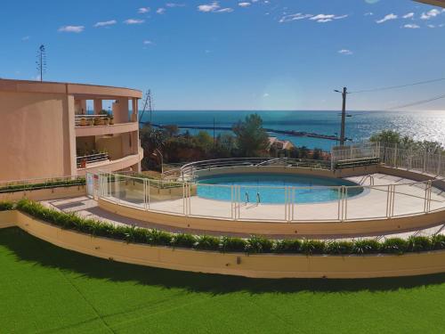 une grande piscine devant un immeuble dans l'établissement Appartement 2 Pièces Cabine, Terrasse Vue Mer & Parking Privé - FR-1-472A-214, à Sète