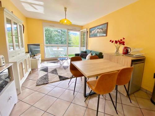 Photo de la galerie de l'établissement Superbe 2 Pièces Confort, Terrasse, Parking Privé, Proche Lac et Centre d'Annecy - FR-1-432-73, à Annecy