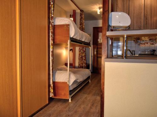Cette chambre comprend deux lits superposés et un réfrigérateur. dans l'établissement Studio 4 personnes à Morzine, proche centre, animaux acceptés, parking - FR-1-524-54, à Morzine