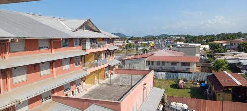 una vista aérea de una ciudad con edificios en NANA -Grand Appartement Cosy- C 43- Cuisine équipée-CLIM-WIFI-Terrasse, en Cayenne