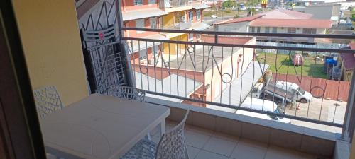 Un balcón o terraza de NANA -Grand Appartement Cosy- C 43- Cuisine équipée-CLIM-WIFI-Terrasse