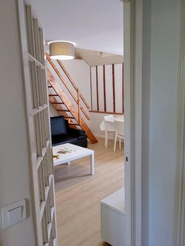 un salon avec un canapé et un escalier dans l'établissement Suit Mary, à Rennes