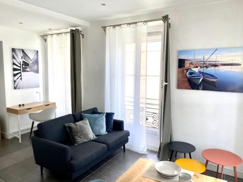 un salon avec un canapé bleu et une table dans l'établissement Appartement Suite Privilège avec Parking, à Salon-de-Provence