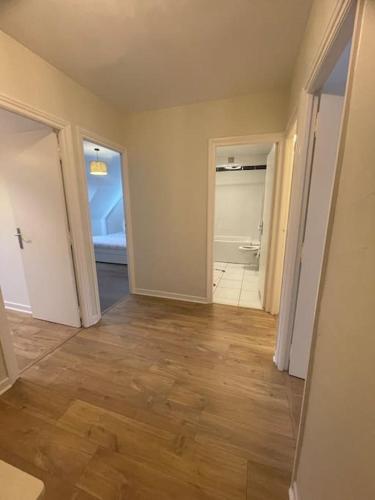 une chambre vide avec un couloir à deux portes dans l'établissement Belle maison de plage pour familles, à Dunkerque