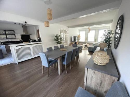 une salle à manger et un salon avec une table et des chaises dans l'établissement Belle maison de plage pour familles, à Dunkerque