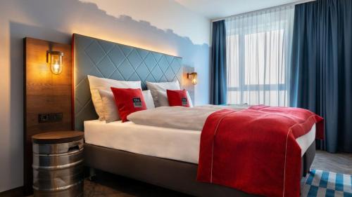 Ένα ή περισσότερα κρεβάτια σε δωμάτιο στο Holiday Inn - the niu, Keg Hamburg Ost by IHG