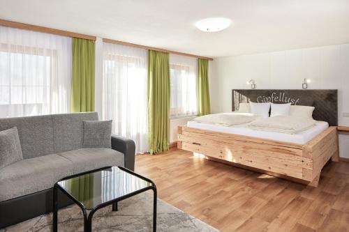 Posteľ alebo postele v izbe v ubytovaní Pension Vorberghof- Bauernhofurlaub