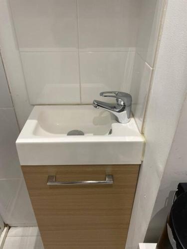 La salle de bains est pourvue d'un lavabo et d'un robinet. dans l'établissement La clairière Merlimont, à Merlimont