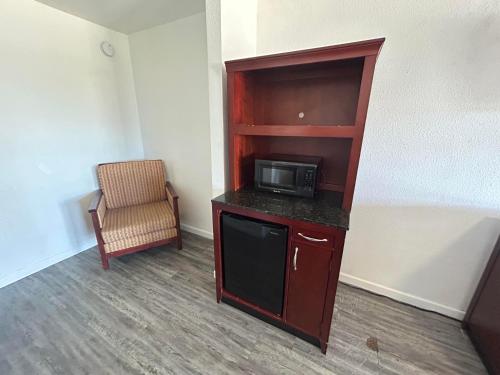Kuchyň nebo kuchyňský kout v ubytování Quest Inn Weatherford