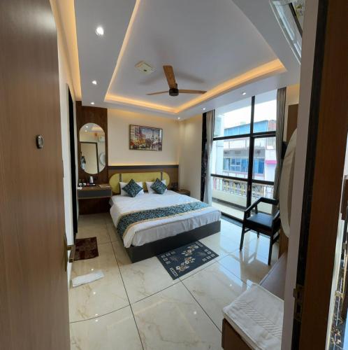 Katil atau katil-katil dalam bilik di Hotel Shakuntla Palace - 400 Meters away from Vishnu Pad Temple 7 mins walk
