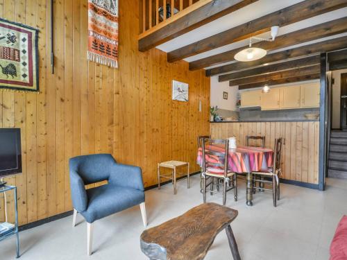 un salon avec une table et des chaises dans l'établissement Studio Duplex Centre-Station, Proche Pistes, Terrasse, 5 Pers. - FR-1-684-27, à Morzine