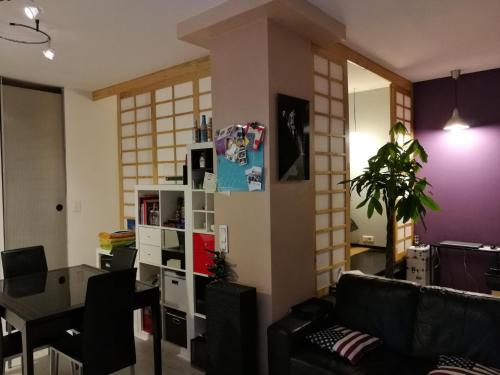 un salon avec un canapé et une table dans l'établissement Danton, à Toulon