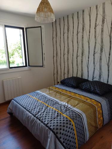 - une chambre avec un lit avec une couette bleue et 2 fenêtres dans l'établissement Villa avec piscine au calme à la campagne, à Foissiat