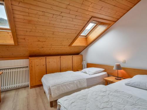 deux lits dans une chambre avec plafonds en bois dans l'établissement Appartement Centre Morzine - 4 Pers., Proche Pistes, Parking, Balcon - FR-1-684-56, à Morzine
