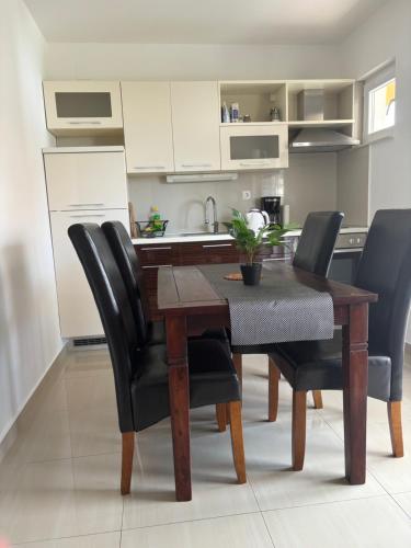 Η κουζίνα ή μικρή κουζίνα στο Srima Angel´s Apartments