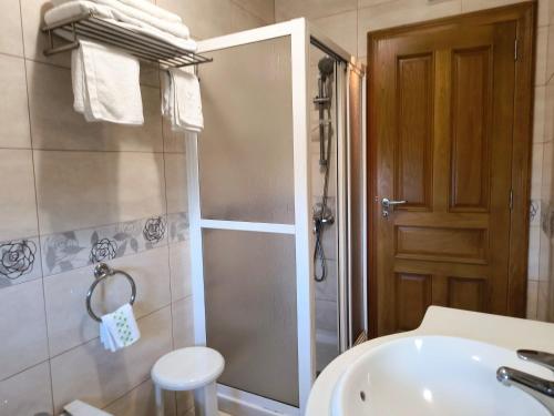 Ένα μπάνιο στο Apartamentos Cruceiro