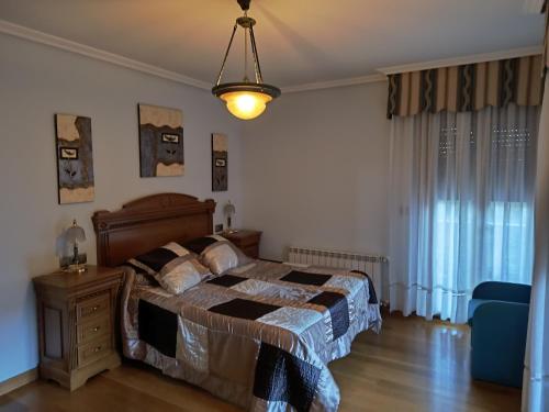 Ένα ή περισσότερα κρεβάτια σε δωμάτιο στο Apartamentos Cruceiro