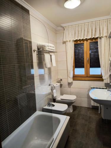 Ένα μπάνιο στο Apartamentos Cruceiro