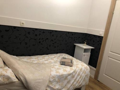 a bedroom with a bed and a black wall at Gavriel Boutique Residence Wellness Spa in Szada