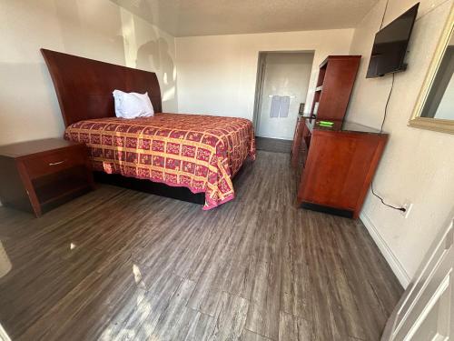 Postel nebo postele na pokoji v ubytování Quest Inn Weatherford