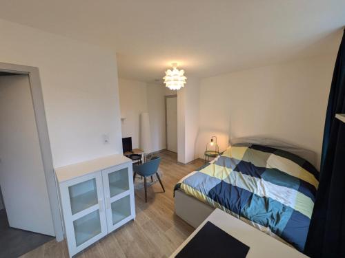 une chambre avec un lit et un bureau dans une pièce dans l'établissement Appartement Studio, à Mulhouse