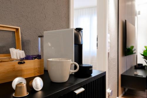 a coffee maker and a cup on a counter at Spirit Apartments - Suite #4 - Zentral - Parkplatz in Brienz