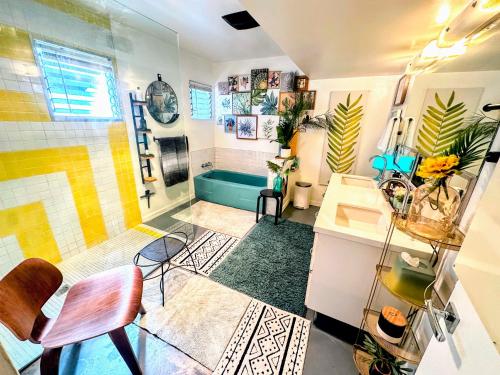 Posezení v ubytování The Twin Palms Art House - vibrant, design-centric oasis, 2 mi to dowtown PS ID 3629