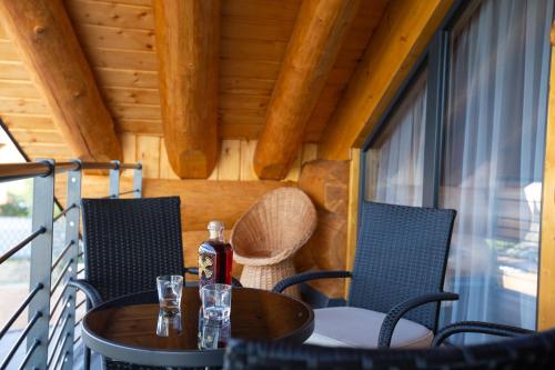 a table and chairs on the balcony of a cabin at Amia Chalet in Veľká Lomnica