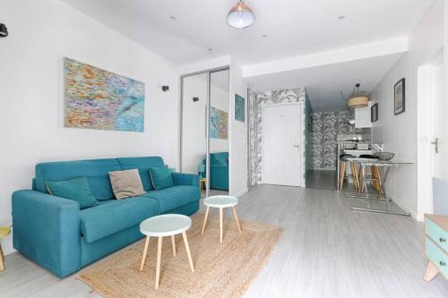 un salon avec un canapé bleu et une cuisine dans l'établissement Saint Fargeau Gambetta IV Lovely Apartment 4P 1BR, à Paris