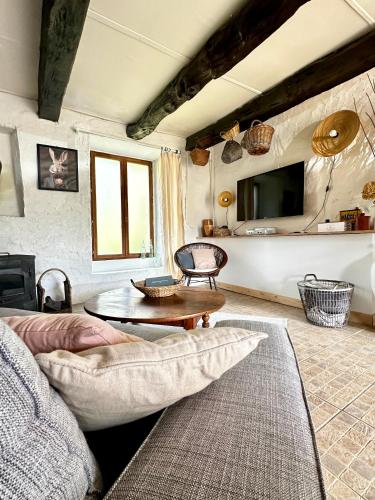 un salon avec un canapé et une table dans l'établissement La Casa aux Pommiers, à Guilliers