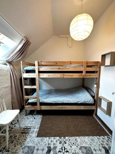 une chambre avec deux lits superposés dans l'établissement La Casa aux Pommiers, à Guilliers