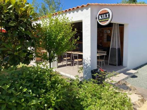 a small restaurant with a table and chairs outside at La Ferme du Preneau in Challans