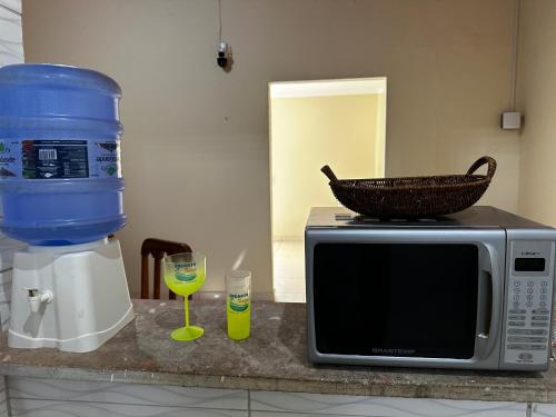 a microwave on a counter with a basket on top of it at Casa Encanto Festivo in Tianguá
