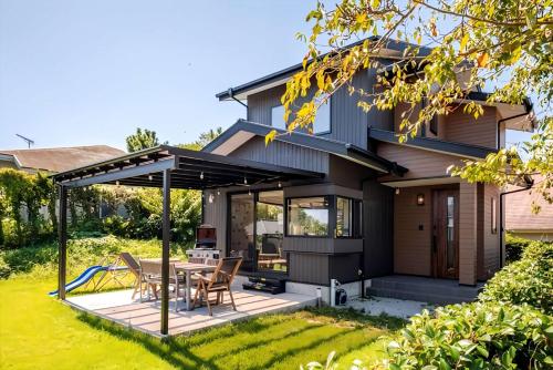 a house with a deck and a patio at 屋根付き屋外ガス式BBQ ぐらんぱる公園シャボテン動物公園絶好立地貸別荘stella 星空眺望 遊具 ホームシアター 大画面任天堂スイッチ in Ito