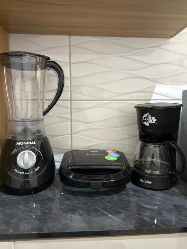 a blender and a coffee maker on a counter at Casa Encanto Festivo in Tianguá