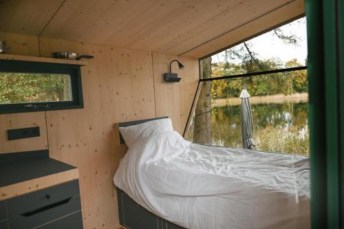 Ένα ή περισσότερα κρεβάτια σε δωμάτιο στο Sleep Space 2 - Green Tiny Spot Friesland