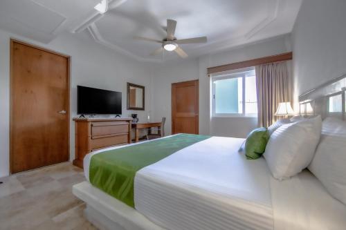 Postel nebo postele na pokoji v ubytování Quality Inn Mazatlan