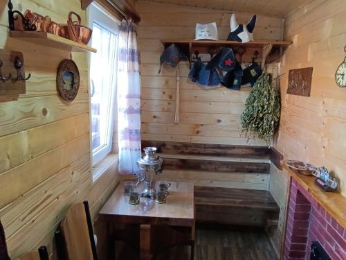 Cette chambre est dotée d'un mur en bois avec une table et une fenêtre. dans l'établissement Apartment Cats, à Donji Milanovac