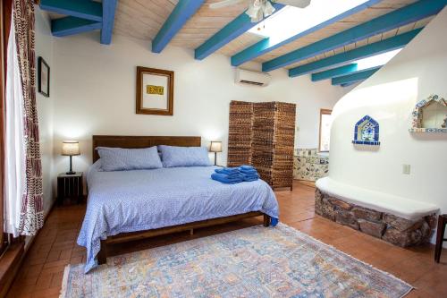 ein Schlafzimmer mit einem Bett und einer Badewanne. in der Unterkunft Casa Corazon in Santa Fe