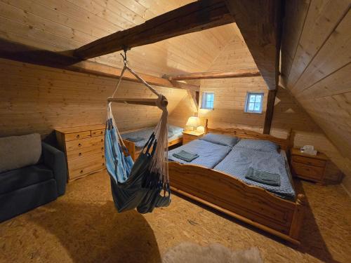 Ein Bett oder Betten in einem Zimmer der Unterkunft ROUBENKA na SJEZDOVCE