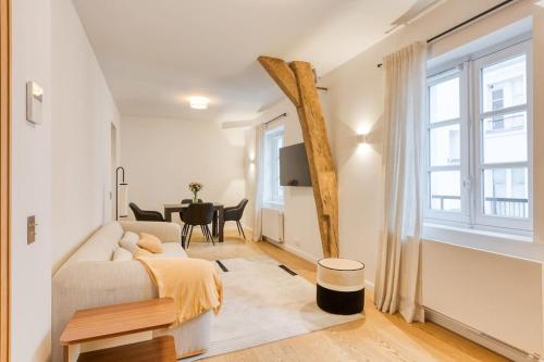 un salon avec un canapé et une table dans l'établissement Cosy Duplex in the heart of Beaupassage, à Paris