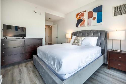 斯坦福德Private Luxury Apt with Gym的一间带大床和电视的卧室