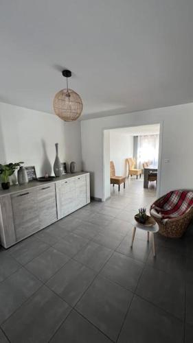 un salon avec un canapé et une table dans l'établissement Escapade Cambresienne, à Cambrai